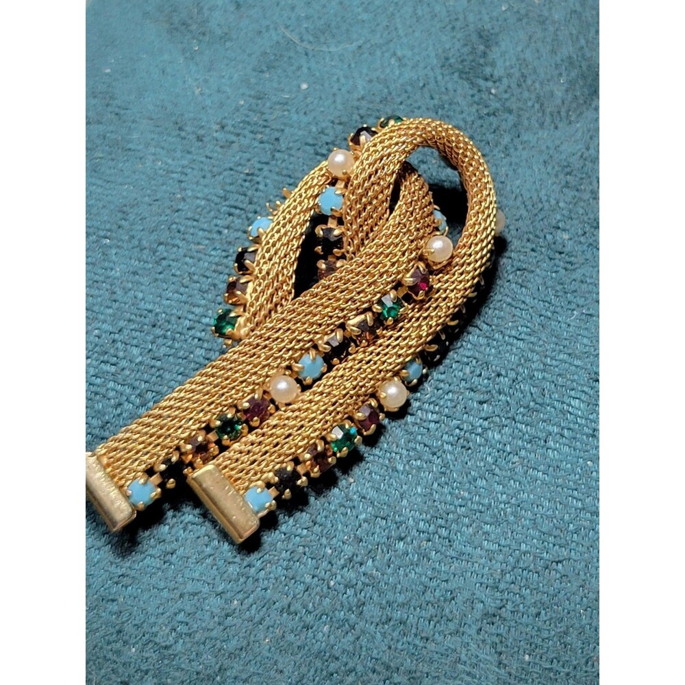 Vintage 1960s Gold mesh brooch featuring rhinestones and faux pearls